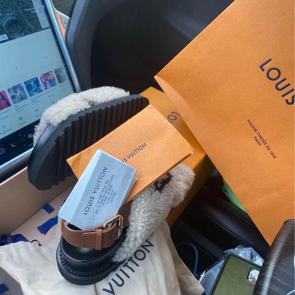 Worn a couple or if times authentic LV furry slides - Picture 3 of 4